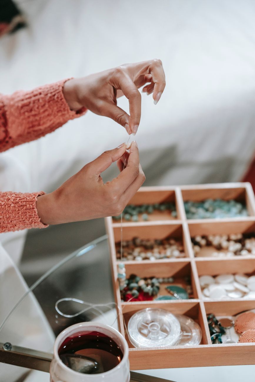gros plan sur la fabrication creative de bijoux en diy avec un assortiment de perles et d outils