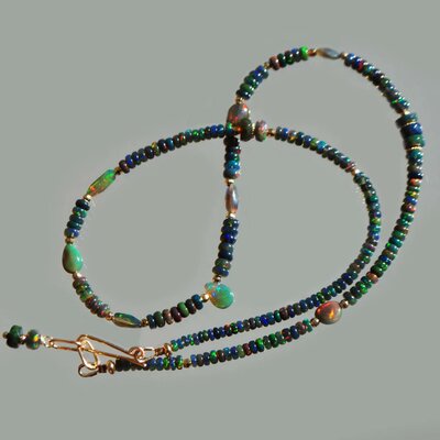 Collier opale noire vu de dessus, avec le fermoir crochet et le petit pendentif de nuque