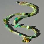 collier mi long pierres vertes or-5