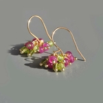 boucles doreilles grappes saphirs roses et Péridot