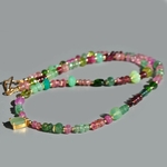 collier tourmaline rose et bleue, diopside, Chrysoprase, calcédoine, apatite, emeraude