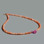 collier court pierre de soleil goutte de Saphir rose