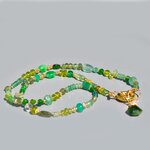 Collier fermoir anneau mousqueton pierres vertes