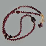 collier grenat rose t et almandin, pierre brute dos
