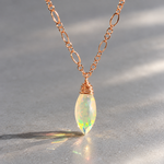 Pendentif opale iridescent en or rose (1)