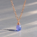 Collier rose doré au pendentif tanzanite