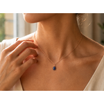 Portrait chaleureux d’un pendentif saphir délicat