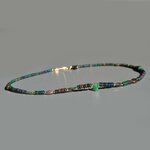 Collier opale noire dÉthiopie à plat, vue de profil avec la goutte verte centrale