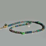 Rondelles dopale noire aux reflets bleus, verts et rouges autour de la goutte centrale du collier