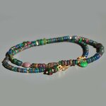 Gros plan sur la goutte dopale verte et le fermoir crochet Gold Filled 14K du collier