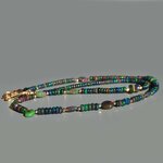 Collier opale noire enroulé, perles ovales dopale, rondelles multicolores et fermoir crochet doré