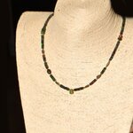 Collier opale noire porté sur buste, goutte dopale au niveau du décolleté