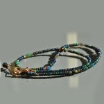Collier opale noire en lumière naturelle, reflets bleus et verts des rondelles dopale