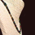 Collier opale noire sur buste, détail des rondelles facettées et des perles ovales