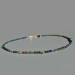 Collier opale noire dÉthiopie posé à plat, goutte dopale verte au centre et perles Gold Filled 14K