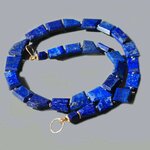 Collier lapis lazuli vu de dessus, paillettes dorées de pyrite dans les pierres bleues