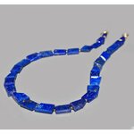 Collier lapis lazuli posé à plat, pierres taillées dun bleu intense
