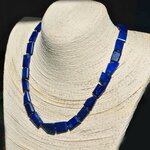 Collier lapis lazuli porté sur buste, grandes pierres taillées en trapèzes
