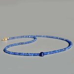 Collier fin en saphir bleu posé, rondelles bleues et saphir facetté au centre