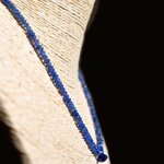 Collier saphir bleu sur buste vu de profil, rondelles de saphir en gros plan
