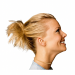 Portrait souriant d'une jeune femme