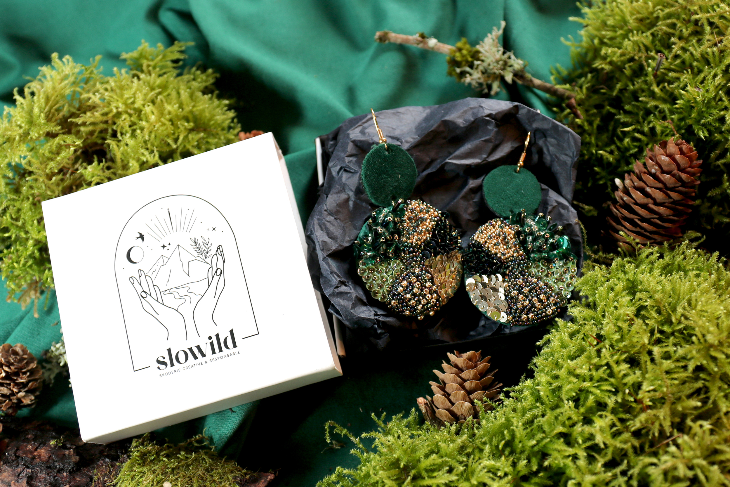 Boucles_doreilles_brodées_Moss_boite