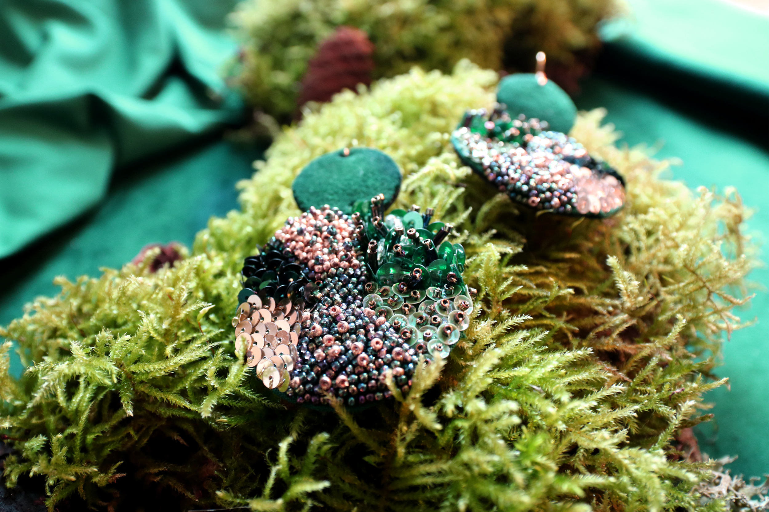 Boucles_doreilles_brodées_Moss_gros_plan