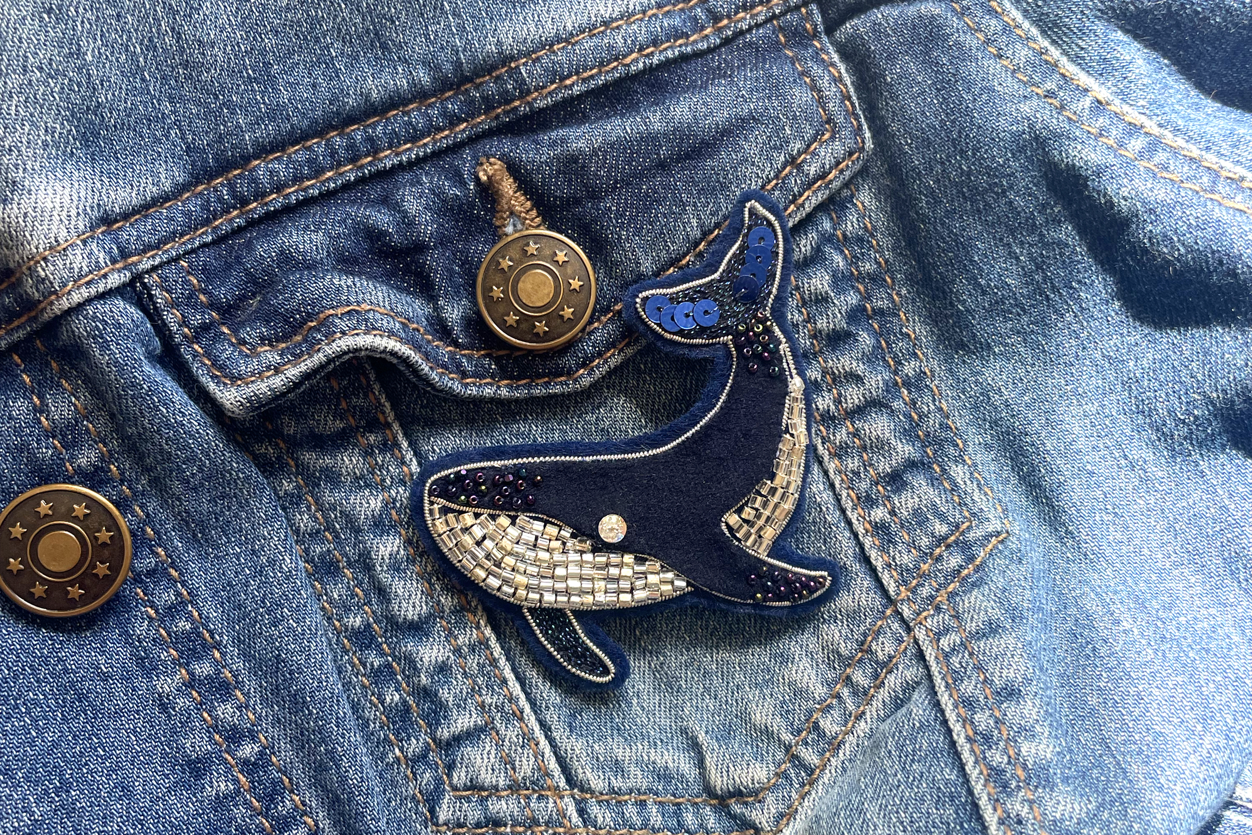 BROCHE_BALEINE_BRODERIE_VESTE_JEAN