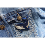 BROCHE_BALEINE_BRODERIE_VESTE_JEAN