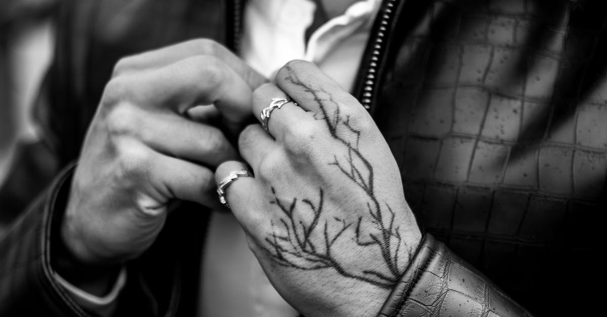 tatouage main 2