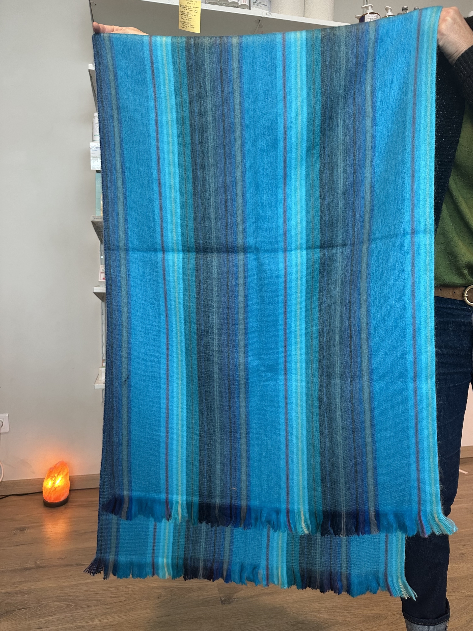 écharpe bleu clair rayé alpaga déplié
