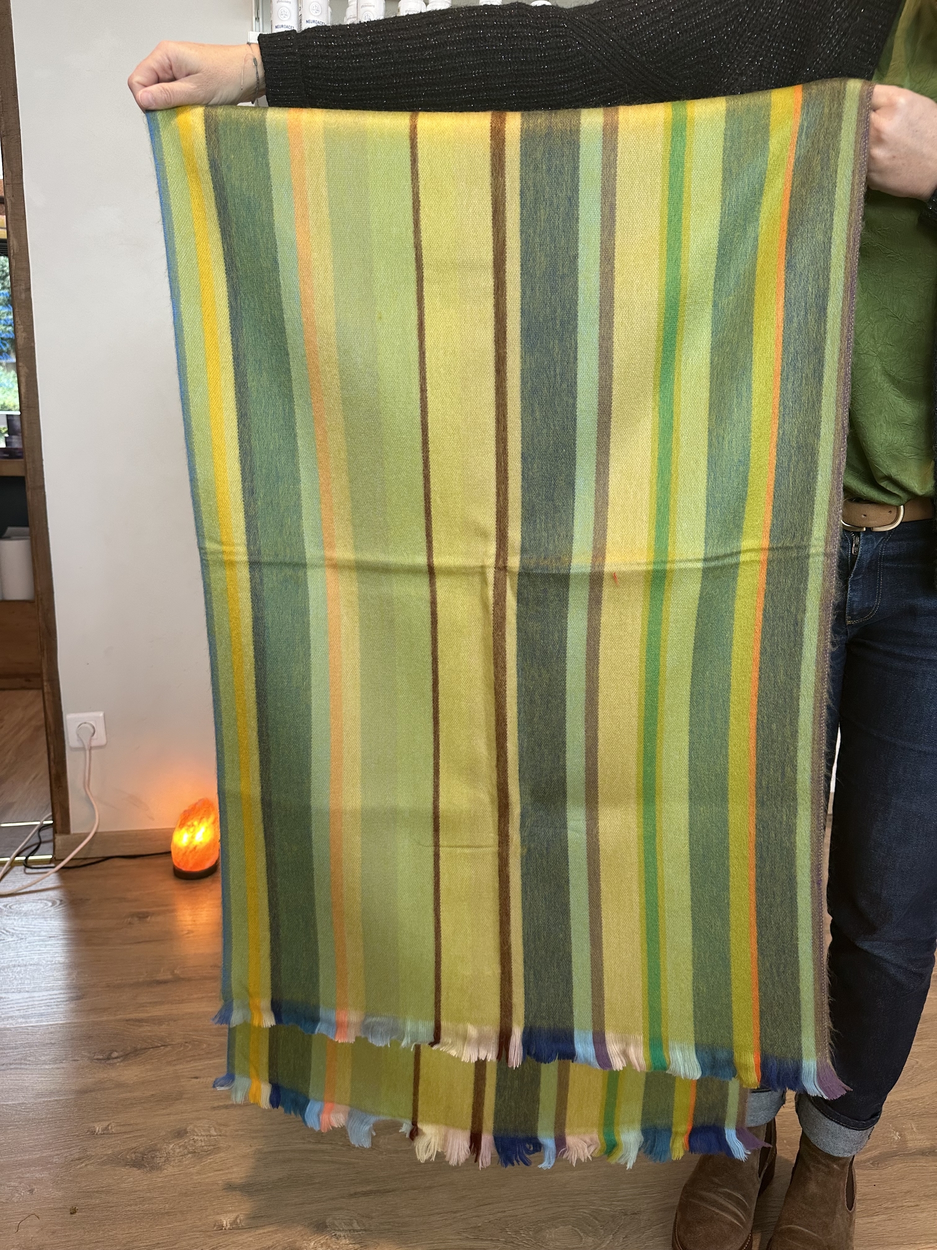 écharpe jaune vert bleu rayé déplié alpaga