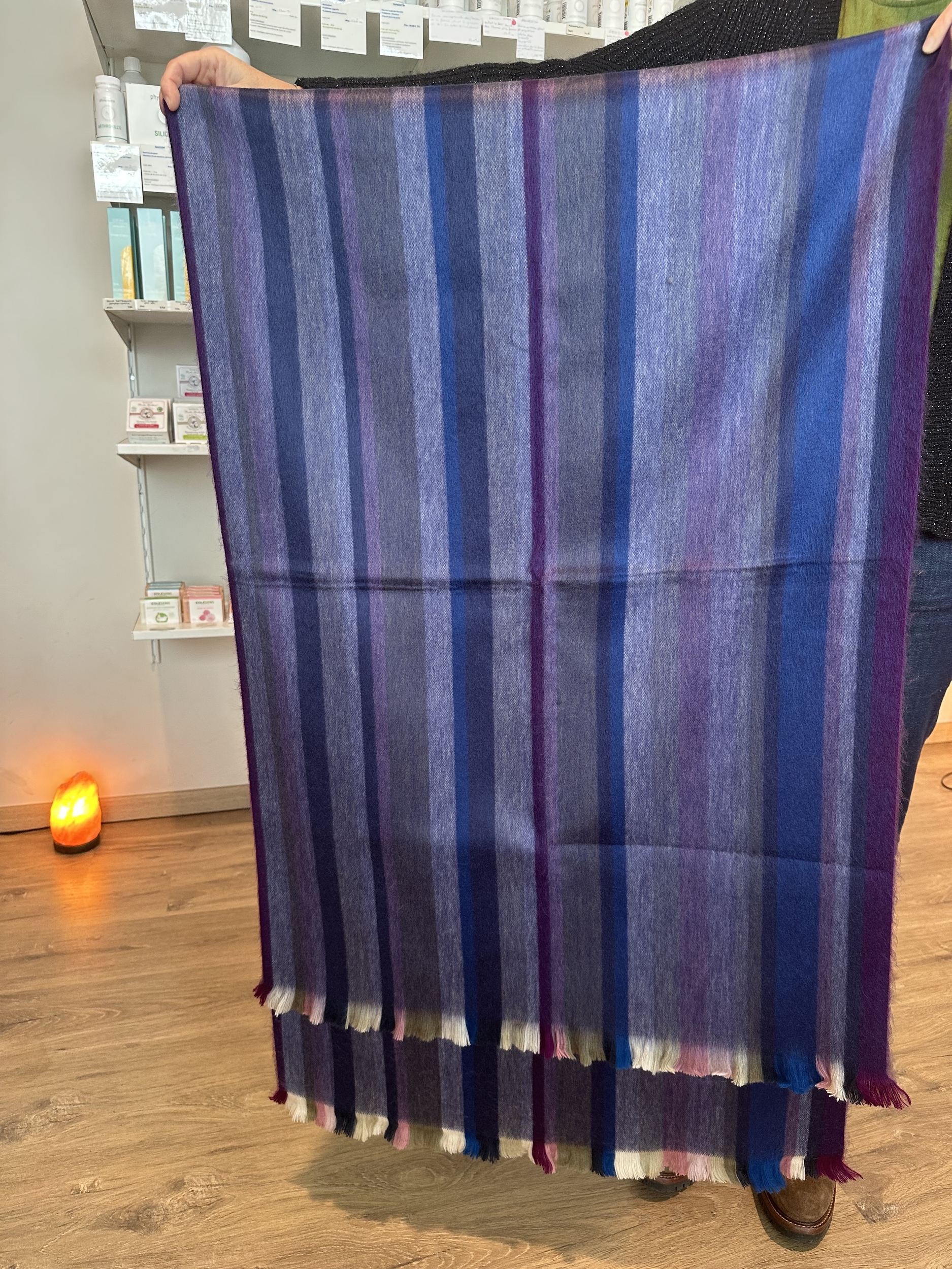 écharpe violet bleu rayé déplié alpaga