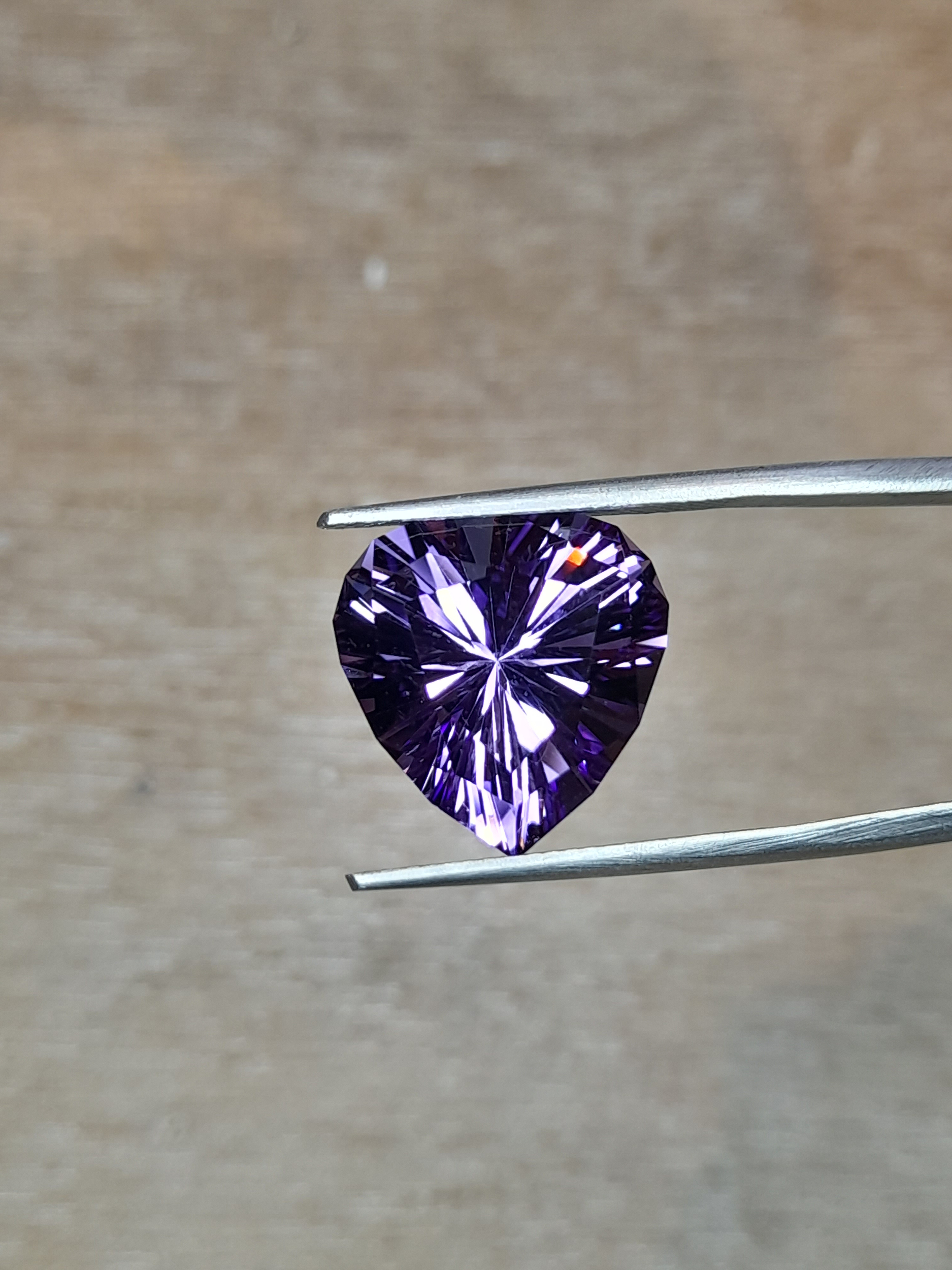 Natural amethyst in heart 8.6ct faceted in France Améthyste naturelle en coeur