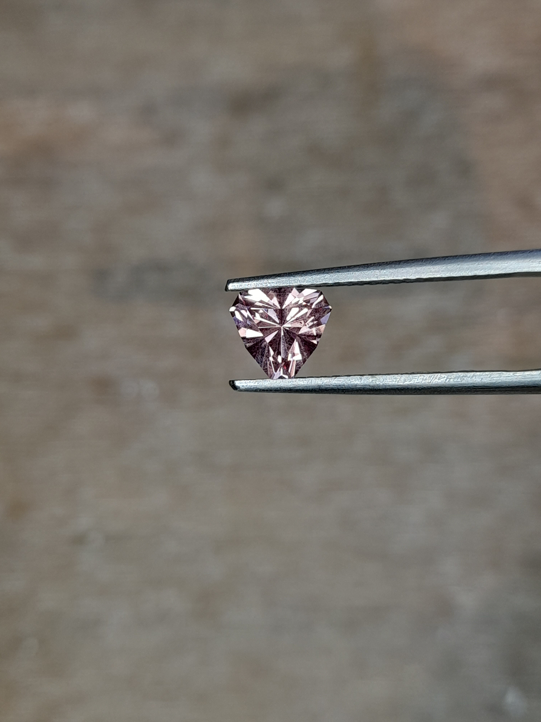 Grenat malaya rose naturel 1.05ct  en triangle taille de précision en France Natural pink malaya Garnet