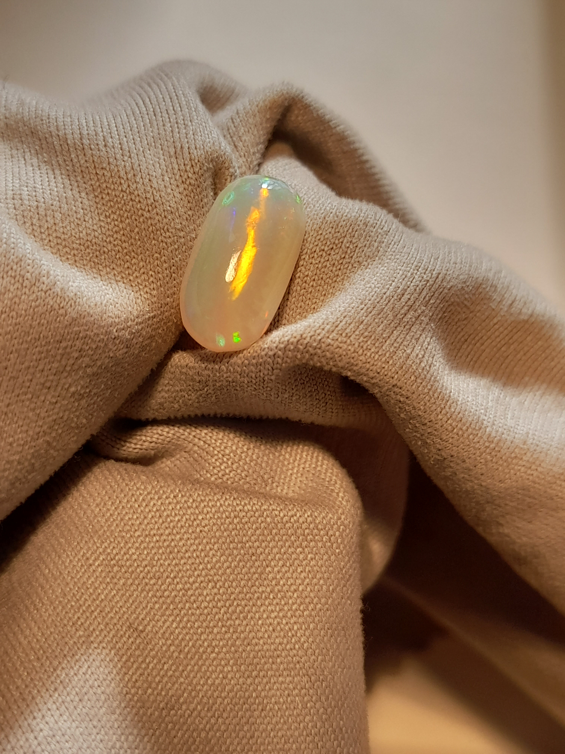 Natural ethiopian opal oval cabochon Opale naturelle d'étiopie