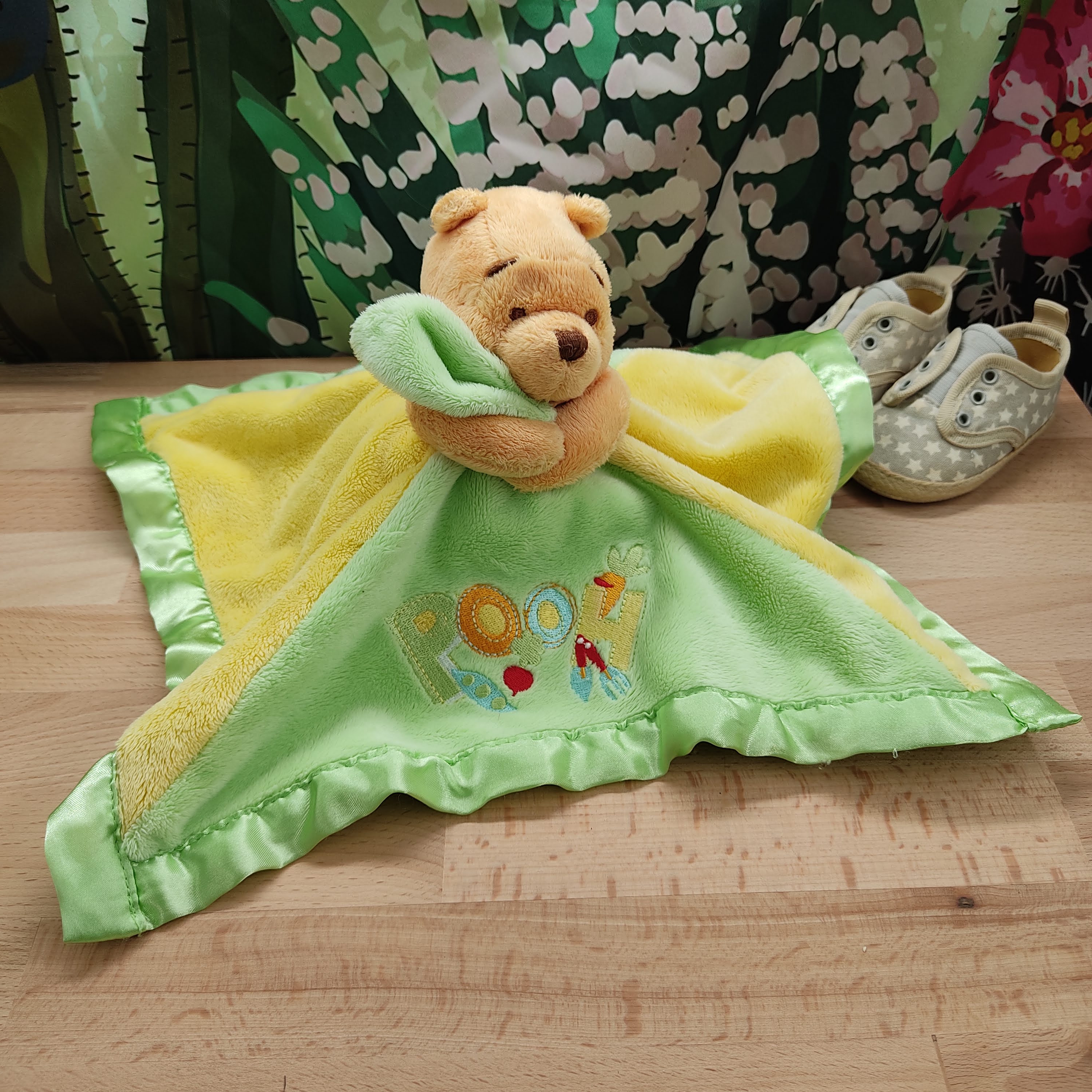 Doudou Winnie vert mouchoir