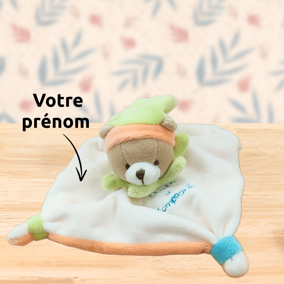 Pilou l’ours rêveur – Doudou personnalisé