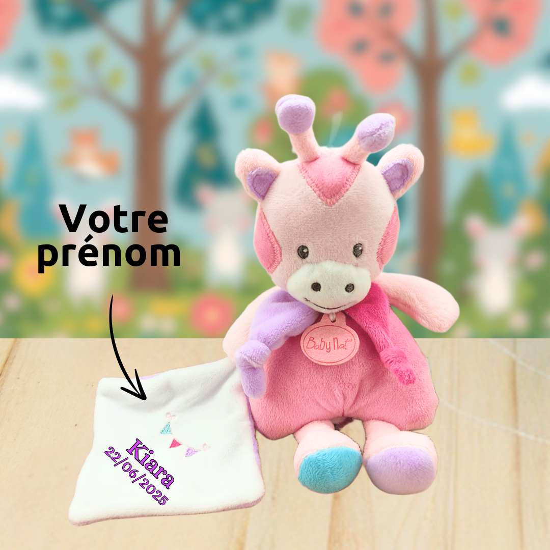 Fleur la girafe joyeuse – Doudou personnalisé