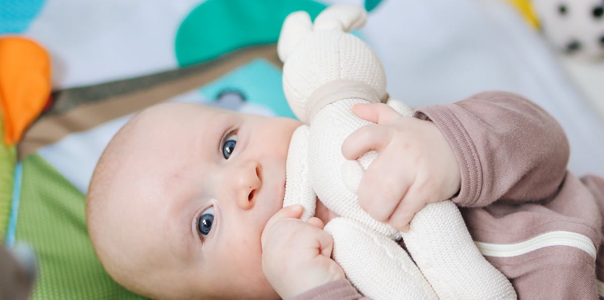 bébé avec un doudou