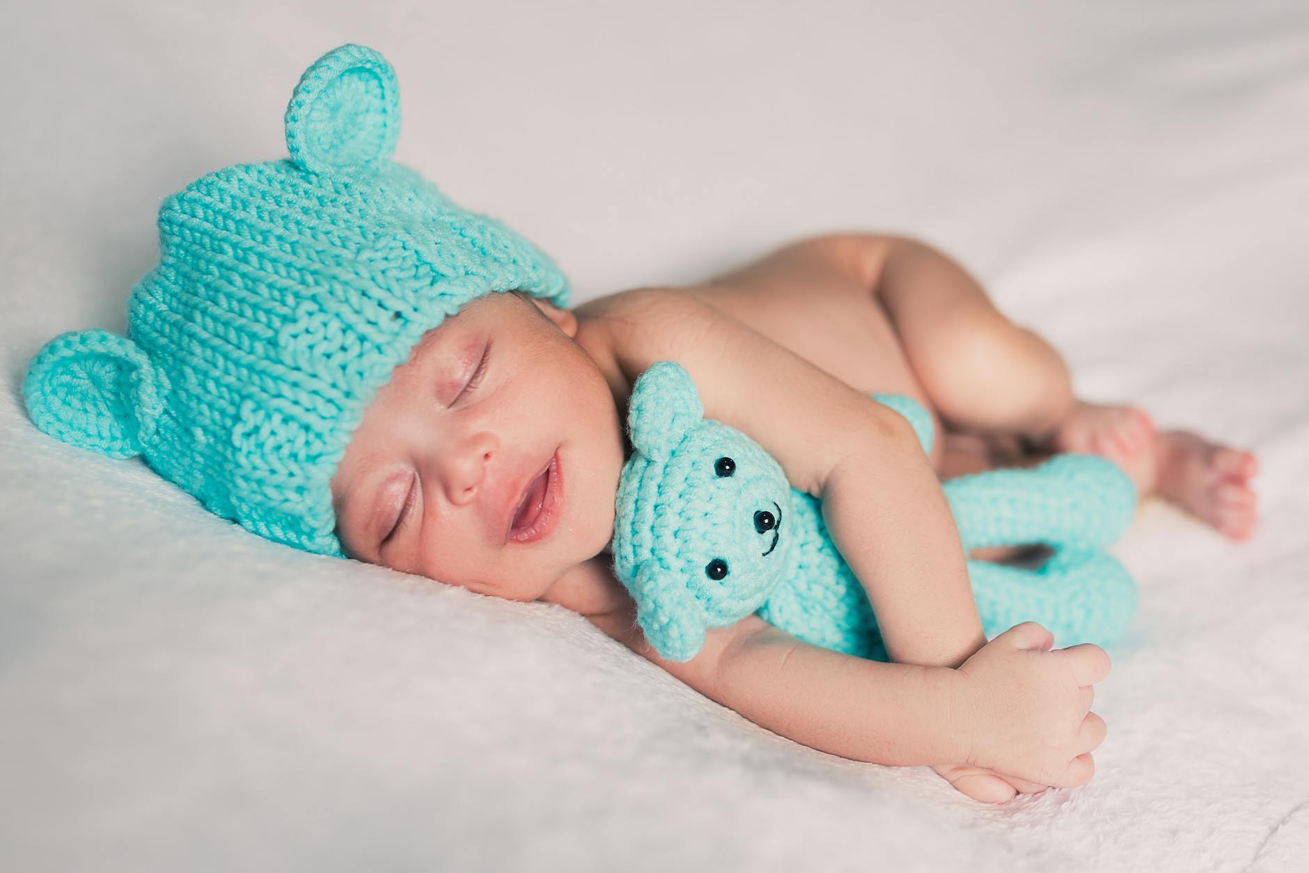 Bébé qui dort avec doudou