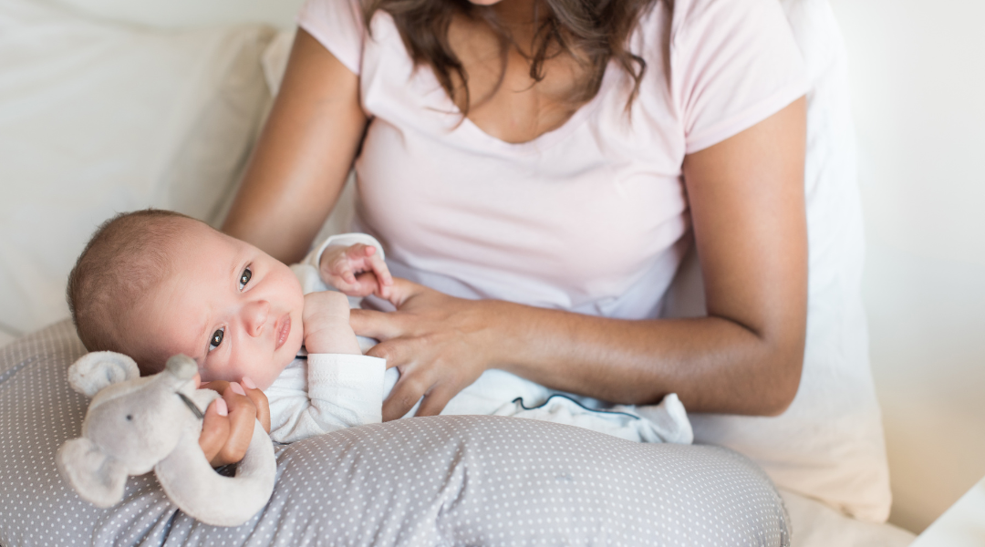Bebe avec doudou et maman