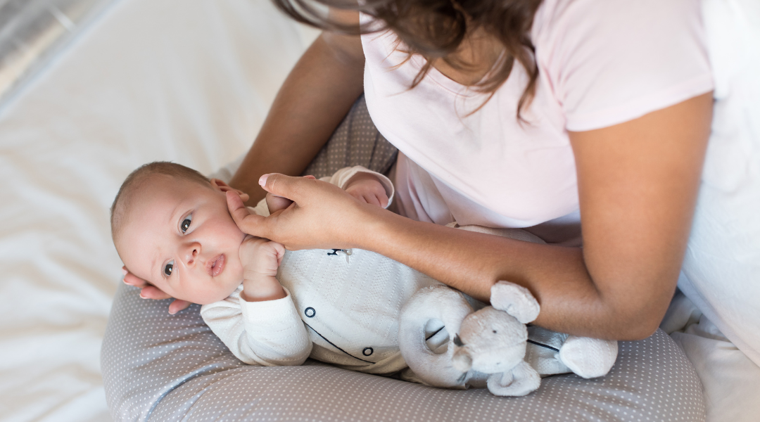 Bebe avec doudou et maman