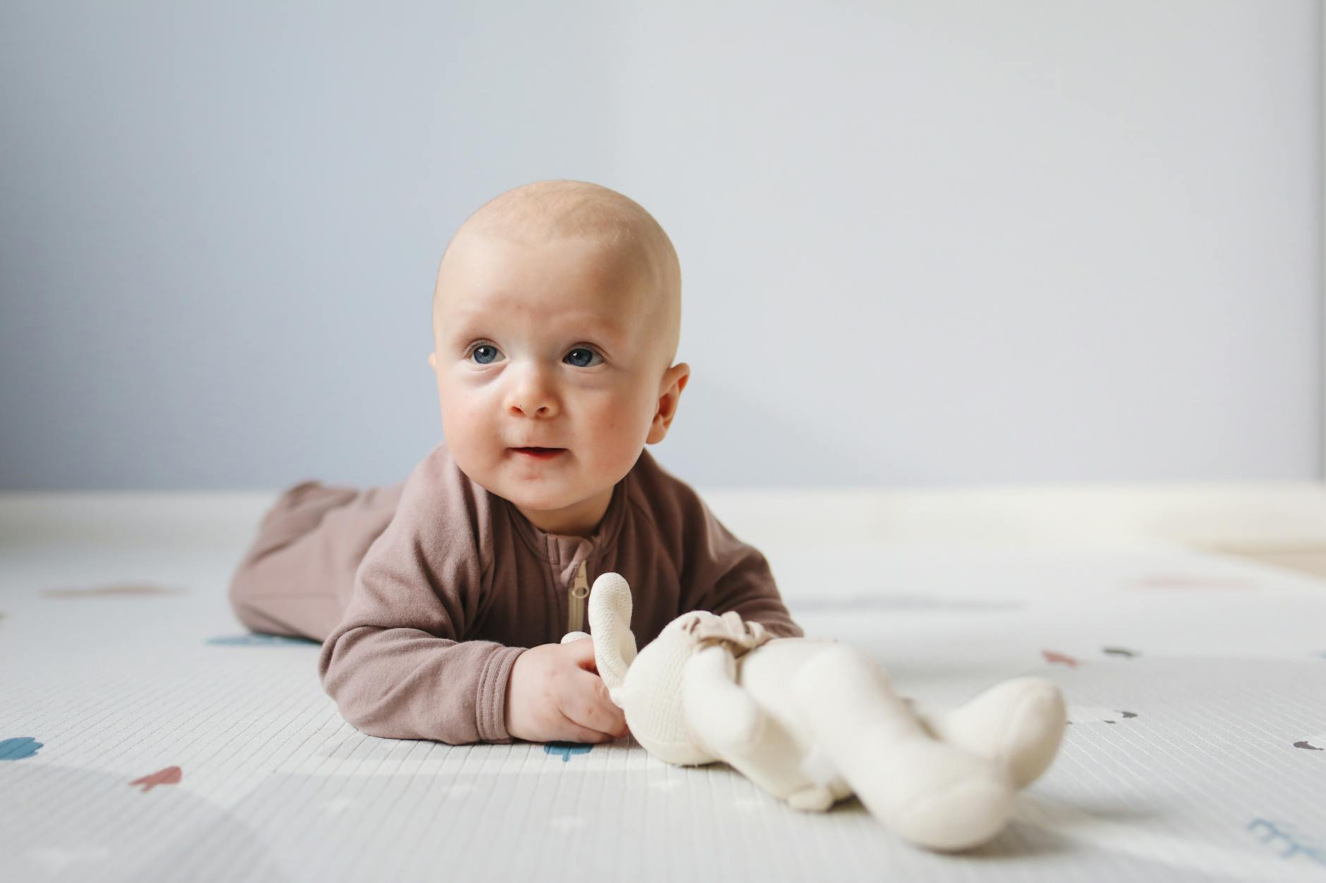 Un bébé avec un doudou