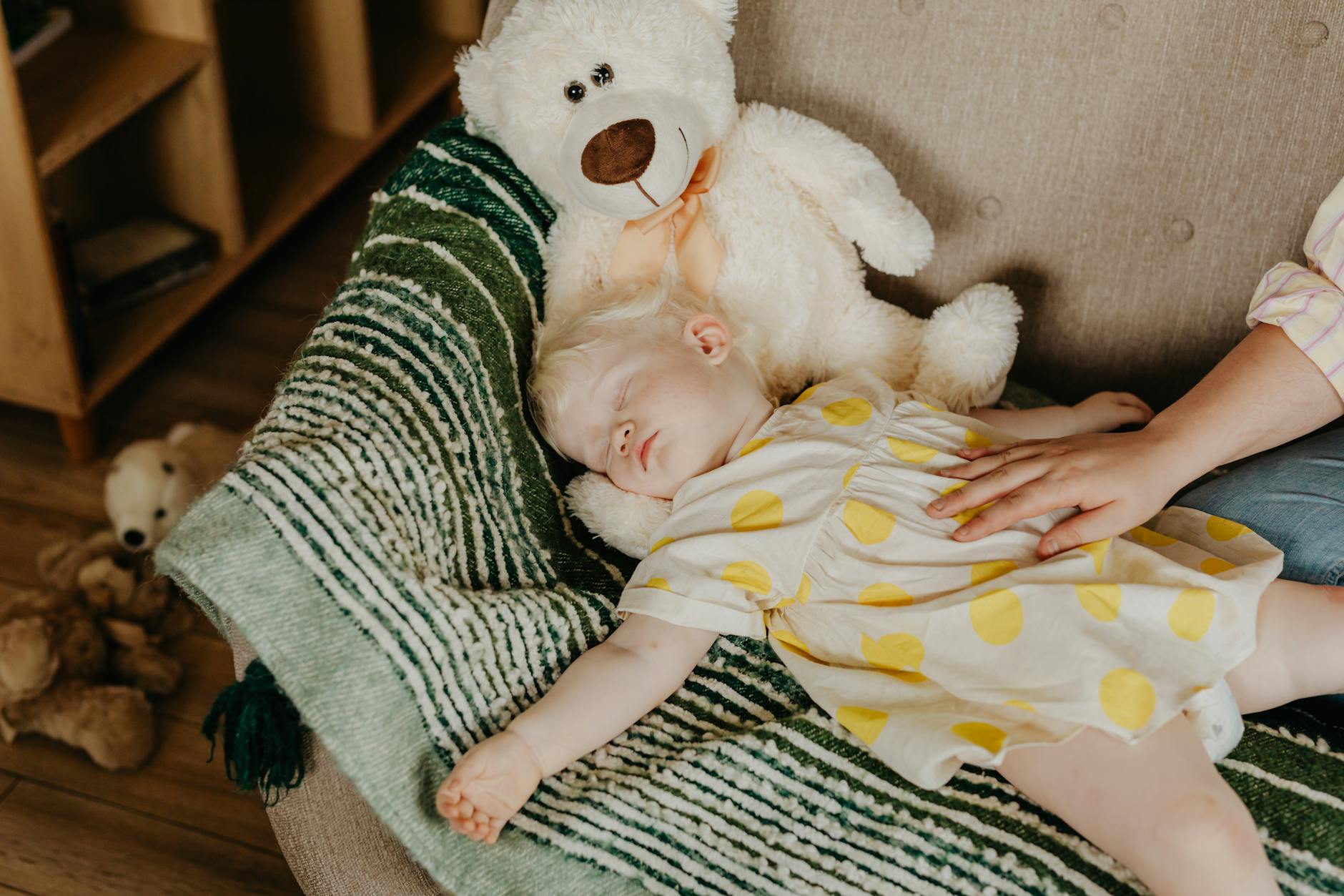 Un bébé et une peluche