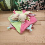 Doudou lapin rose et vert