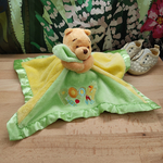 Doudou Winnie vert mouchoir