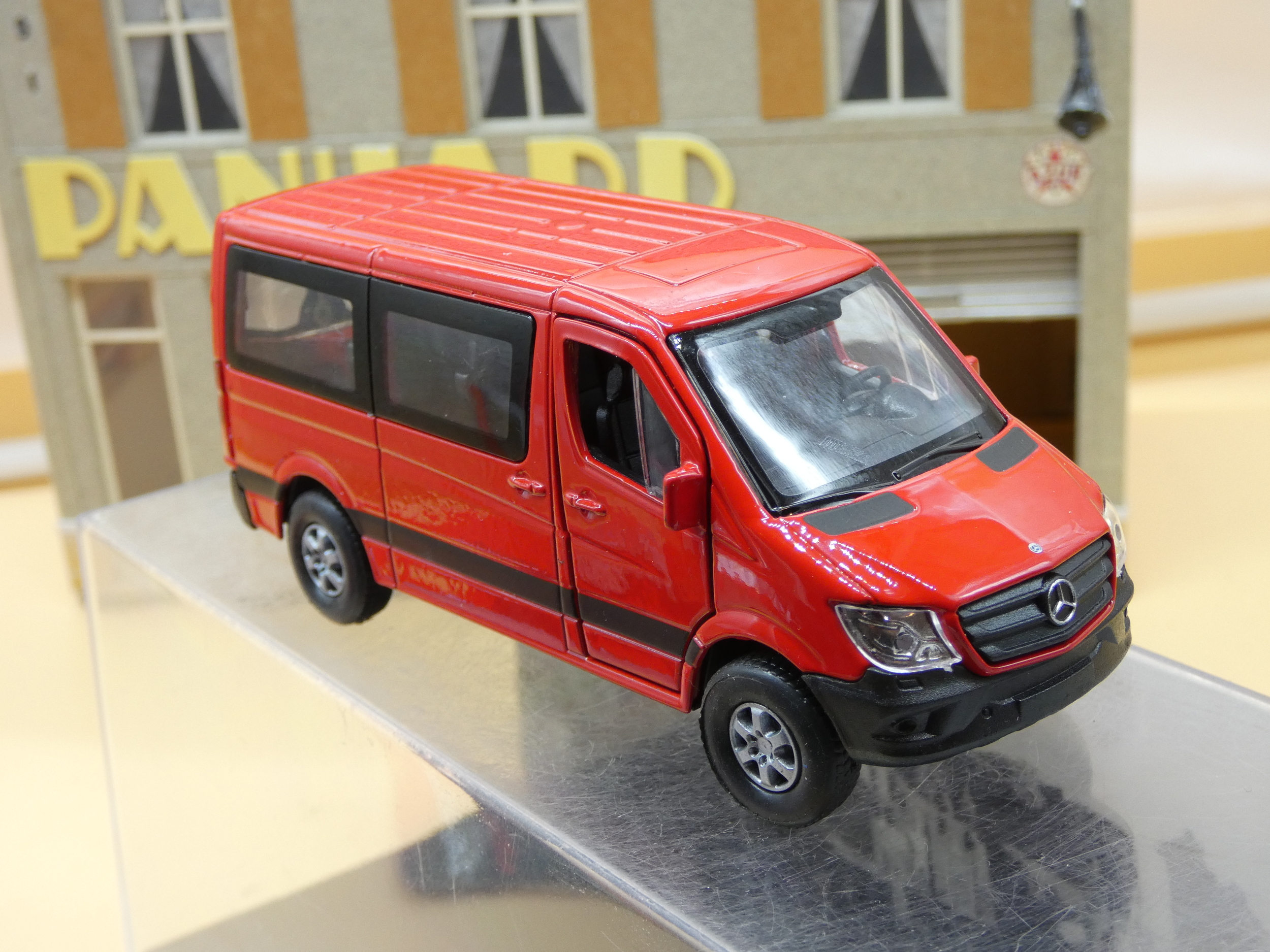 MERCEDES BENZ TRAVELINER ROUGE 1/43 WELLY NEUF BOITE ORIGINE