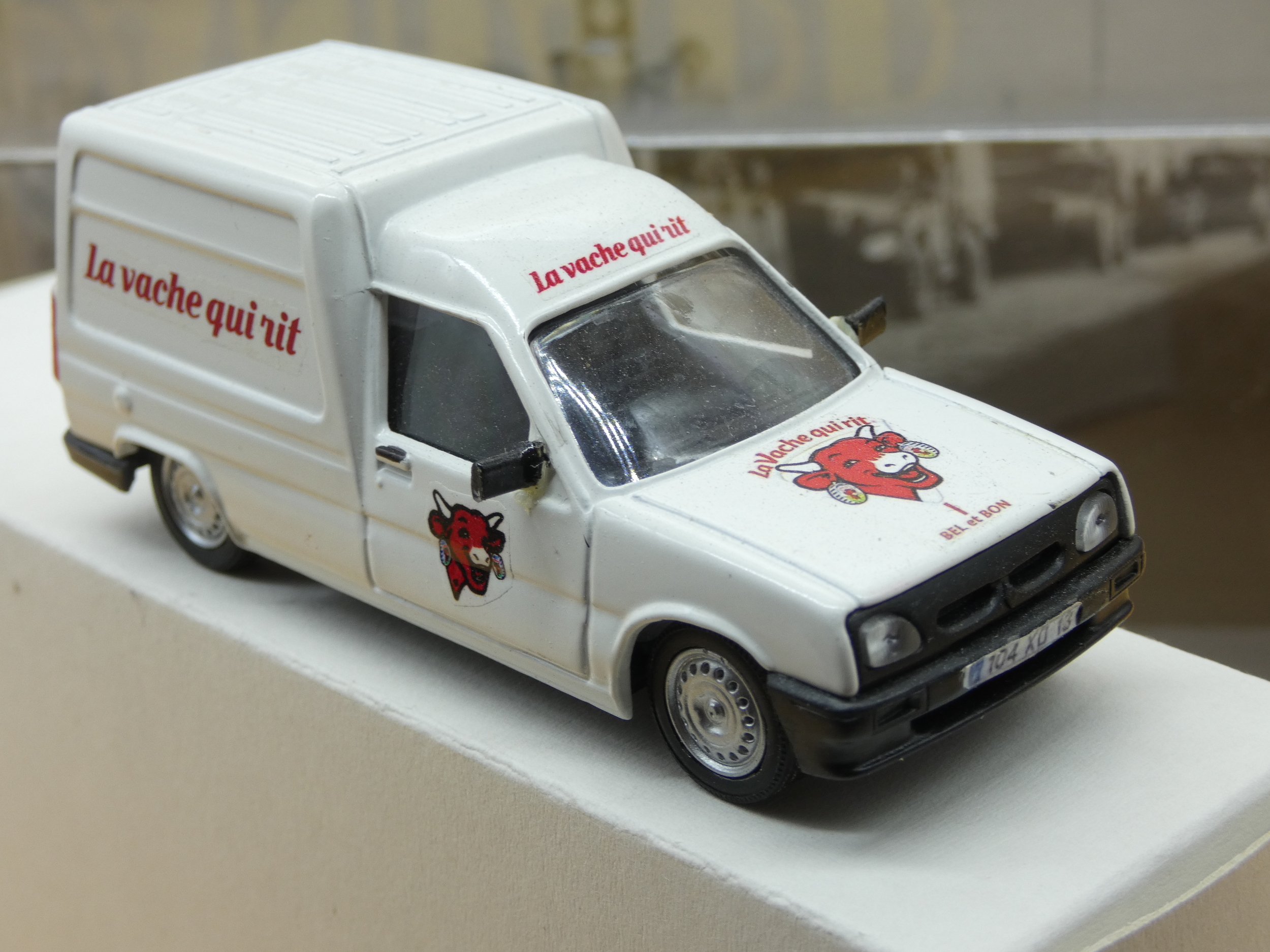 RENAULT EXPRESS 1/43éme Transformation VACHE QUI RIT PUB Modèle Unique