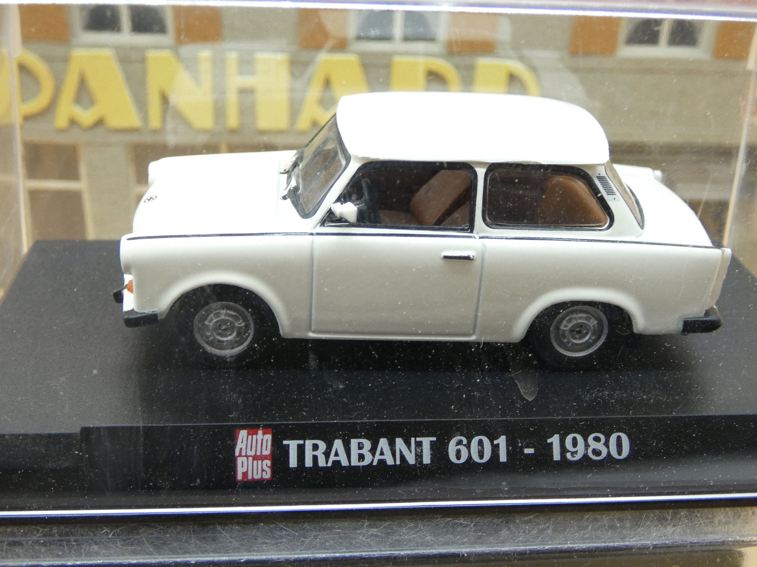 TRABANT 601 1980 1/43 IXO AUTO-PLUS NEUF BOITE ORIGINE
